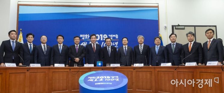 이낙연 국무총리와 이해찬 더불어민주당 대표 등 22일 국회에서 열린 고위 당정청 회동에 참석한 참석자들이 회의 시작에 앞서 기념사진을 찍고 있다. 강훈식 더불어민주당 전략기획위원장(왼쪽부터), 노형욱 국무조정실장, 홍남기 경제부총리, 조정식 더불어민주당 정책위의장, 윤호중 사무총장, 이낙연 국무총리, 이해찬 더불어민주당 대표, 홍영표 원내대표, 김수현 청와대 정책실장, 강기정 정무수석, 정태호 일자리수석, 윤종원 경제수석, 김연명 사회수석./윤동주 기자 doso7@