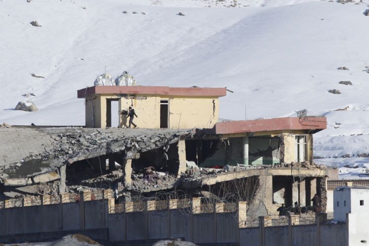 '탈레반 배후' 아프간 군 시설 차량폭탄테러…"100명 이상 사망"