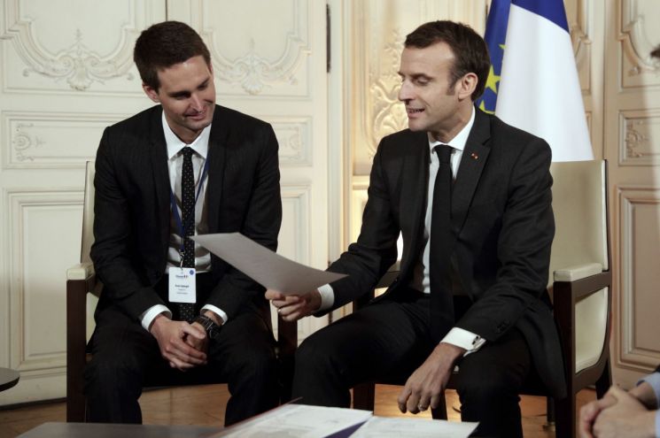 에마뉘엘 마크롱 프랑스 대통령(오른쪽)과 에반 스피겔 스냅챗 최고경영자(CEO) [이미지출처=AP연합뉴스]