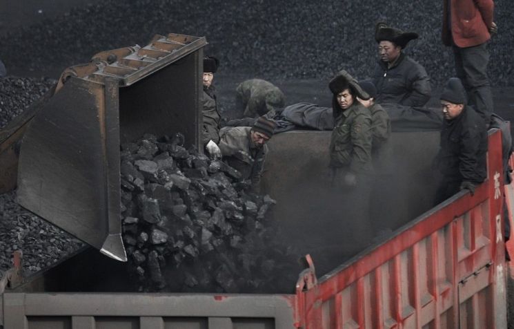 중국은 세계 석탄 소비량의 절반 이상을 차지하는 국가로 규제가 약한 지방 중소도시들에서는 여전히 석탄 및 목탄사용량이 엄청난 것으로 알려져있다.(사진=AP연합뉴스)