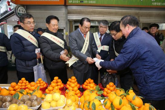 서석홍 중소기업사랑나눔재단 이사장(왼쪽 세 번째)과 서승원 중소기업중앙회 상근부회장(왼쪽 첫 번째) 등 중소기업계 대표들이 22일 서울 금천구 소재 남문시장에서 열린 '설맞이 전통시장 장보기 및 사랑나눔 행사'에 참석해 온누리상품권으로 과일을 구입하고 있다.