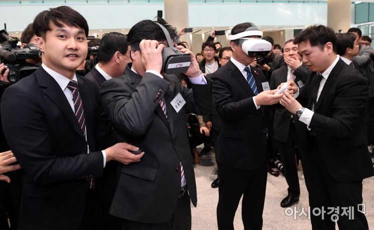 [포토] 5G 클라우드 VR 체험하는 홍종학-성윤모