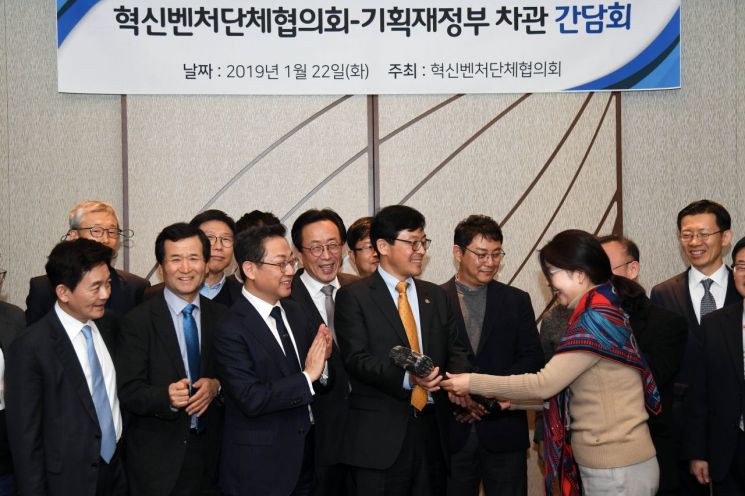 22일 윤소라 한국여성벤처협회장(앞줄 왼쪽 첫번째)이 이호승 기재부 1차관(가운데)에게 '규제혁파'를 당부하는 의미로 망치를 전달하고 있다.