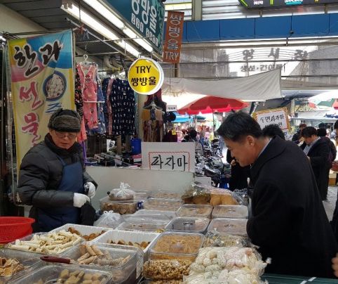 김학도 중소벤처기업부 차관(오른쪽)이 설명절을 앞두고 대전 중앙시장을 방문해 온누리상품권으로 물품을 구입하려고 살펴보고 있다.