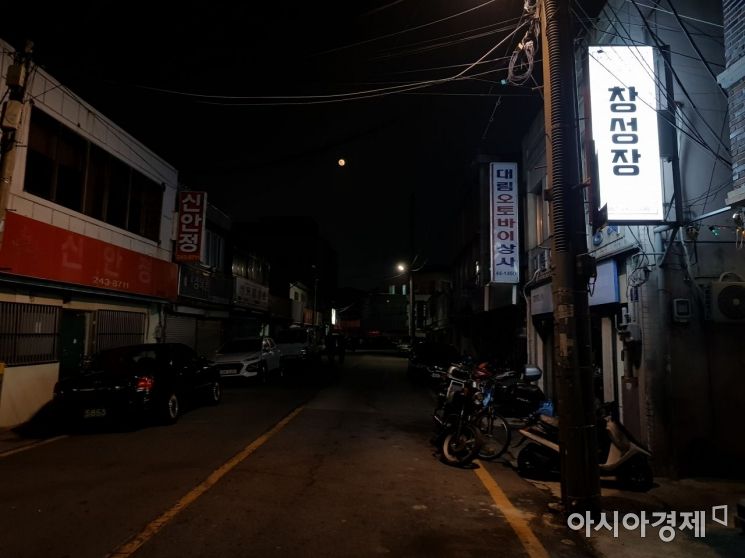 ▲22일 밤 8시 목포 대의동 창성장 앞 골목.