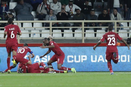 카타르는 23일(한국시간) 아랍에미리트(UAE) 아부다비 알 나얀 스타디움에서 열린 아시안컵 16강전에서 이라크를 상대로 1-0 승리를 거머쥐었다/사진=AP 연합뉴스