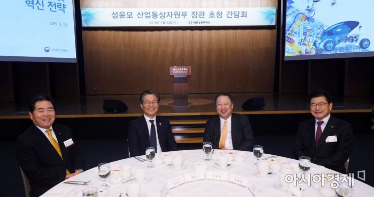 [포토] 미소 짓는 성윤모 장관과 CEO들