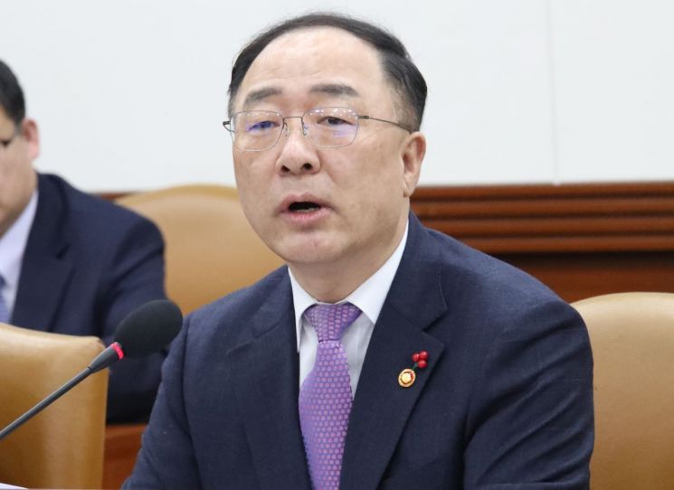 홍남기 "안정적인 세수 확보해야…국정 운영 선결조건"