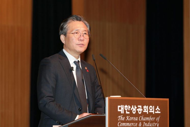 [포토]성윤모 장관, CEO 간담회서 '제조업 혁신 전략' 강연