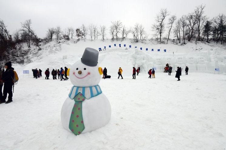 한탄강 얼음 트래킹 축제 메인 행사장인 승일교 부근