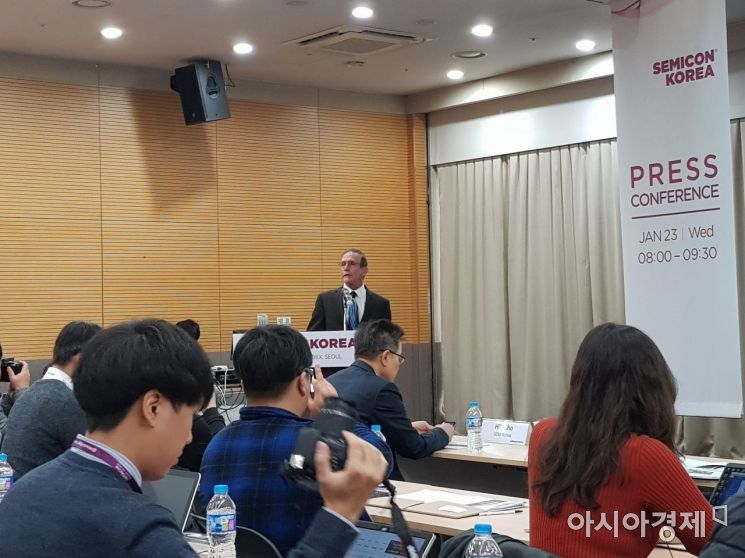 짐 펠드한 세미코 리서치 대표는 23일 서울 강남 코엑스에서 열린 '세미콘코리아2019'에서 2019년 반도체 시장전망을 발표하고 있다.