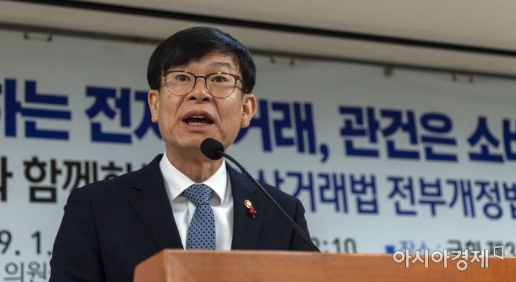 김상조 공정위원장 "소득·분배 지표 악화…조금씩 나아질 것"