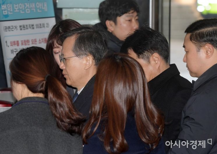 [포토]포토라인 지나치는 박병대 전 대법관