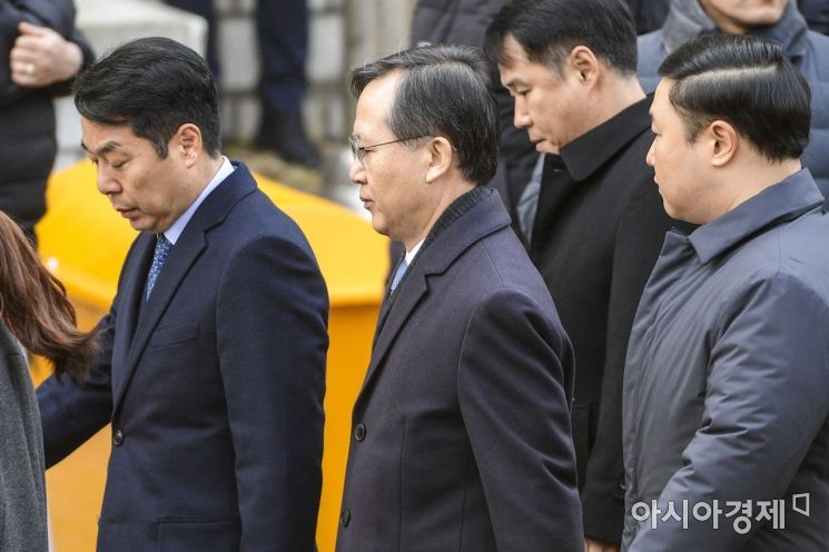 [포토]법원으로 이동하는 박병대 전 대법원