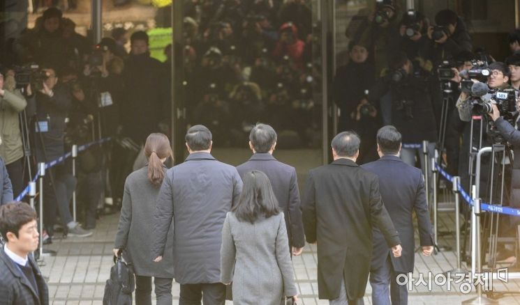 [포토] 법정으로 향하는 박병대 전 대법관