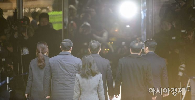 [포토] 법정 들어서는 박병대 전 대법관