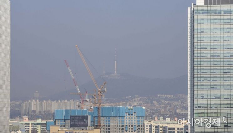 미세먼지 농도가 '나쁨' 수준인 23일 서울 서초구에서 바라본 도심이 미세먼지에 싸여 있다./강진형 기자aymsdream@