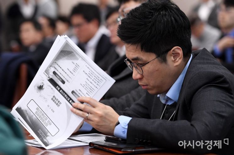 [포토] 자료 살피는 참석자