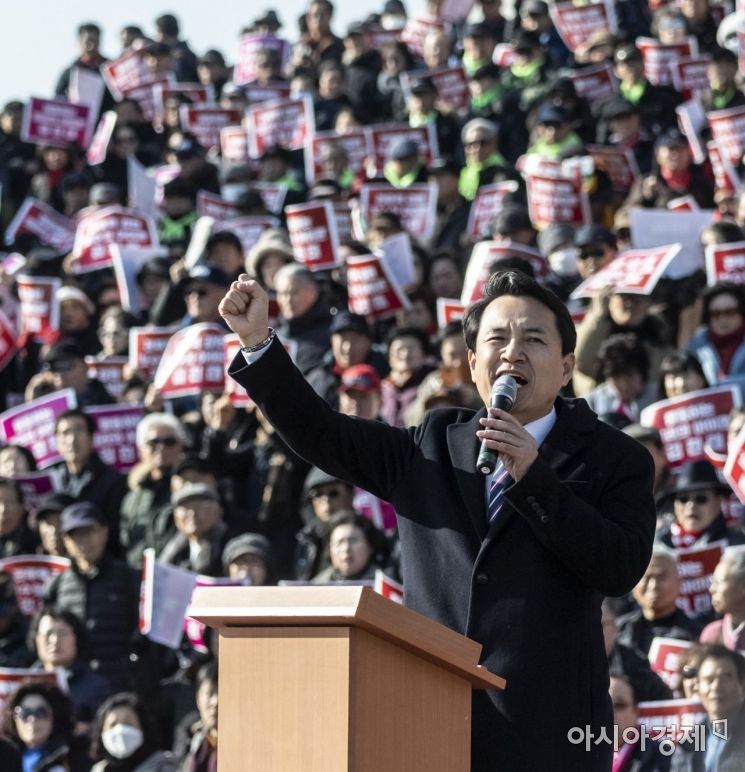 김진태 자유한국당 의원이 23일 국회 본청 앞 계단에서 당대표 출마 기자회견을 갖고 있다./윤동주 기자 doso7@