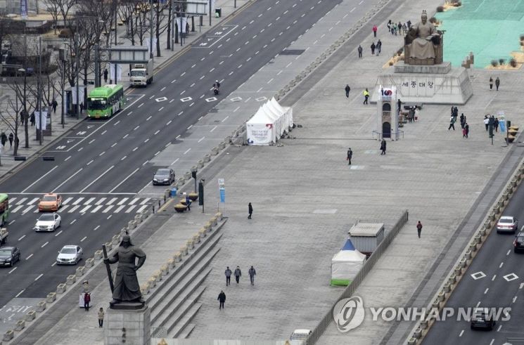 '세계에서 가장 큰 중앙분리대'라는 오명을 얻었던 광화문광장이 2021년까지 보행자 중심의 열린 공간으로 다시 태어난다. 광화문 '터줏대감'인 이순신장군상은 옛 삼군부 터인 정부종합청사 옆으로, 세종대왕상은 세종문화회관 옆으로 이전을 추진한다. 사진은 21일 오전 광화문광장의 모습. 사진=연합뉴스