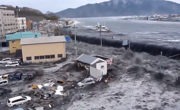 일본 도호쿠 지방을 덮쳤던 쓰나미의 모습. [사진=유튜브 화면캡처]