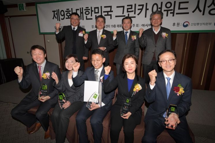 23일 서울 중구 프레스센터에서 아시아경제 주최로 열린 제9회 대한민국 그린카 어워드 시상식에서 주요 내빈들과 수상자들이 기념촬영을 하고 있다. (왼쪽 윗줄부터 시계방향으로 최영범 아시아경제 대표, 정승일 산업통상자원부 차관, 유제철 환경부 생활환경정책실장, 김필수 대림대학교 교수, 이정원 효성 상무, 황은영 르노삼성자동차 상무, 류창석 현대자동차 책임연구원, 황지나 한국GM 부사장, 임수길 SK이노베이션 전무) /문호남 기자 munonam@