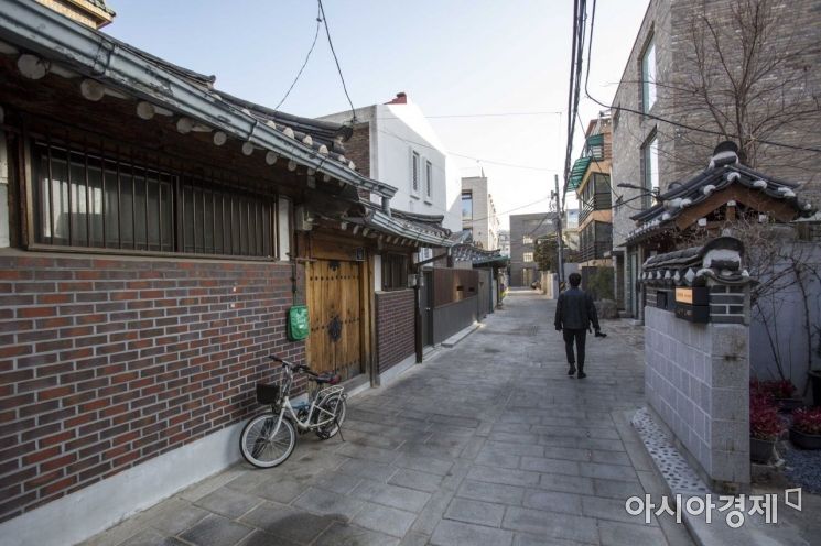 경복궁 영추문 밖 서촌마을 골목길의 모습. 현재 서촌마을은 영추문 서쪽의 옥인동과 통인동 일대를 가리키며, 800여채의 한옥과 빌라, 카페와 상점들이 뒤섞인 관광명소가 됐다.