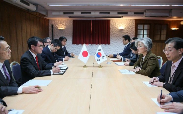 강경화 외교부 장관과 고노 다로 일본 외무상이 23일 스위스 다보스에서 만나 회담하고 있다.(외교부 제공)