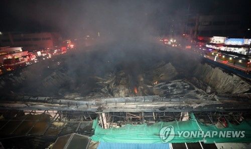 24일 오전 울산시 남구 농수산물도매시장 수산물종합동에서 불이 나 건물이 무너져 있다./사진=연합뉴스