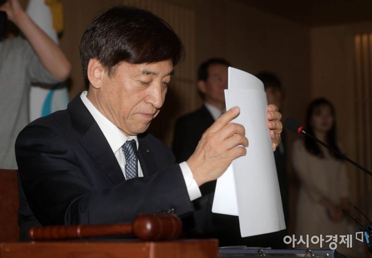 [포토]자료 정리하는 이주열 한국은행 총재