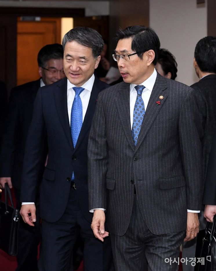 [포토] 국정현안점검회의 참석하는 박상기-박능후 장관
