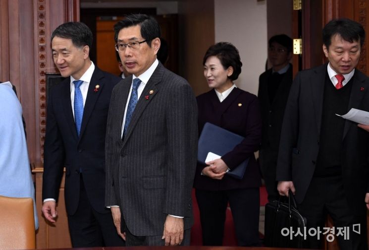 [포토] 국정현안점검회의 참석하는 장관들