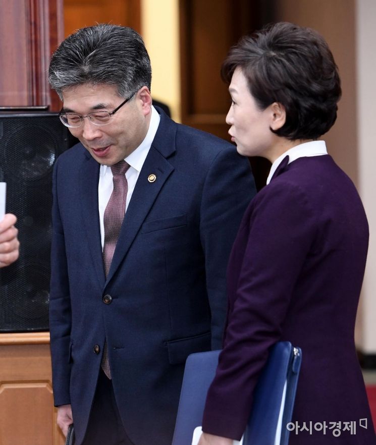 [포토] 경찰청장과 대화하는 김현미 장관