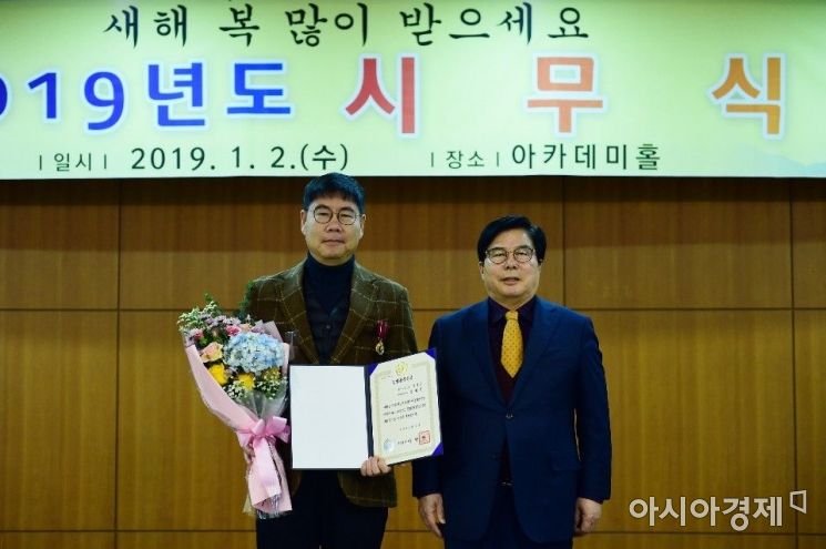 김희영 장성군 생태하천담당, 국무총리상 수상 포상금 전액 기탁