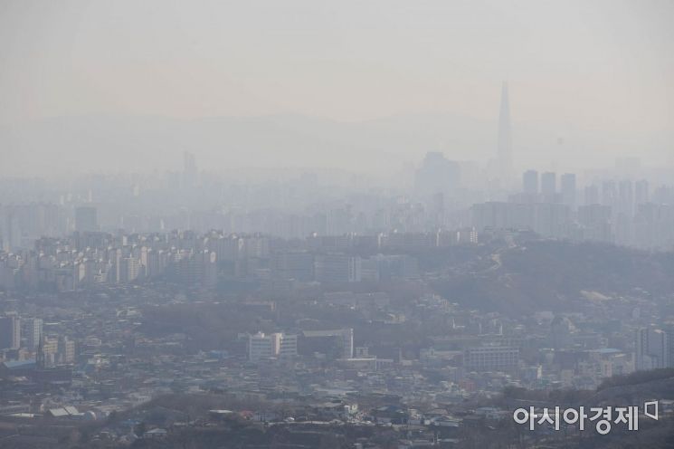 미세먼지 농도가 보통 수준을 보인 24일 서울 북악산에서 바라본 도심이 뿌옇다. /문호남 기자 munonam@