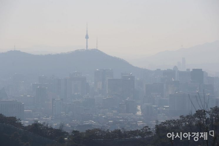미세먼지 농도가 보통 수준을 보인 24일 서울 북악산에서 바라본 도심이 뿌옇다. /문호남 기자 munonam@