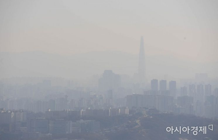 미세먼지 농도가 보통 수준을 보인 24일 서울 북악산에서 바라본 도심이 뿌옇다. /문호남 기자 munonam@