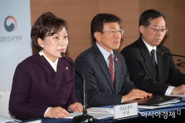 [포토]표준주택 공시가격 브리핑하는 김현미 장관