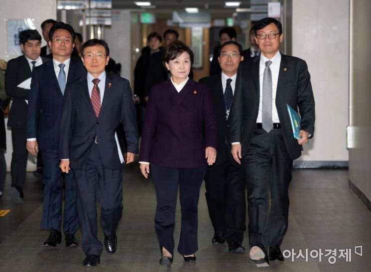 [포토]브리핑룸 향하는 김현미 장관