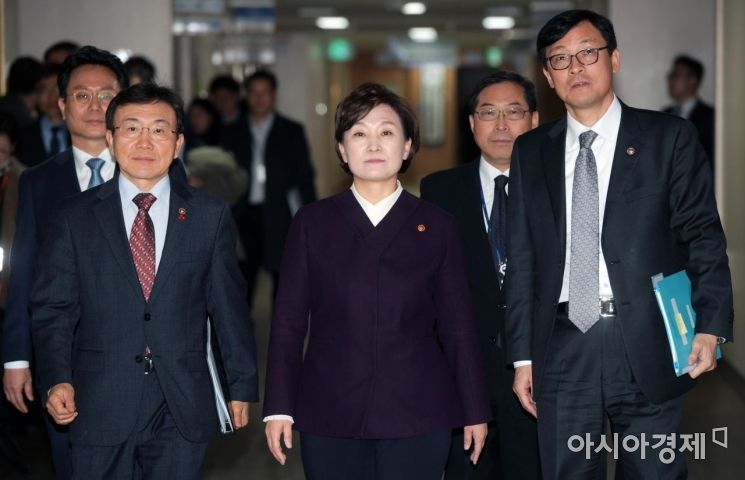 [포토]브리핑룸 향하는 김현미 국토교통부 장관