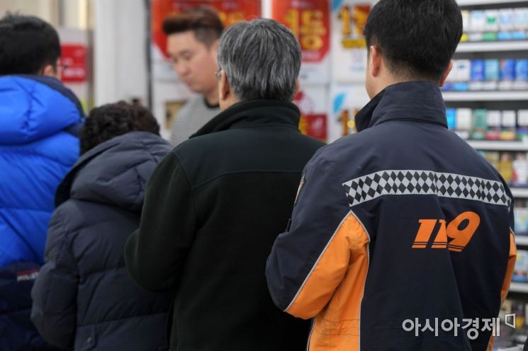 '그냥 지나칠 수 없는 곳' 연령과 직업을 불문하고 많은 사람들이 명당으로 입소문이 난 서울 노원구의 한 로또 판매점에서 복권 구매를 위해 줄을 서고 있다. /문호남 기자 munonam@