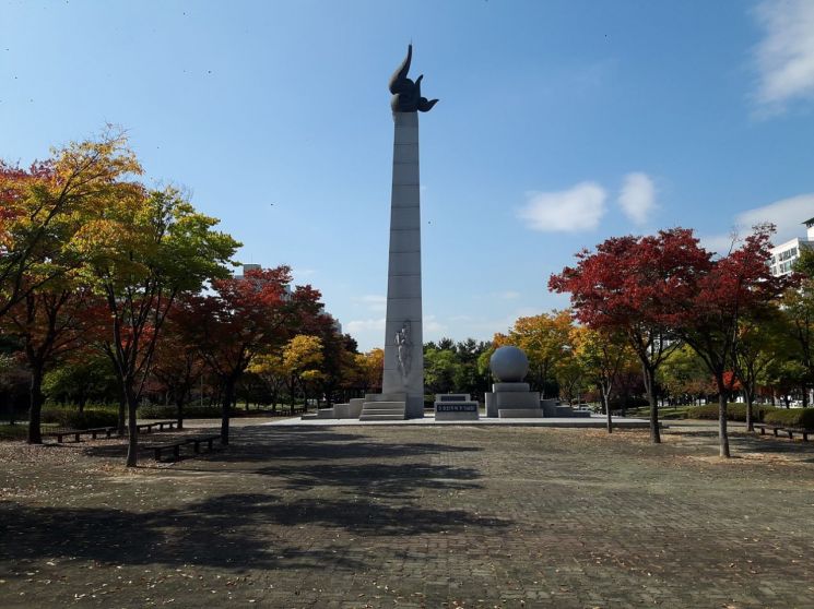 ‘3·8의거둔지미공원’에 세워진  3·8민주의거 기념탑 전경. 대전시 제공