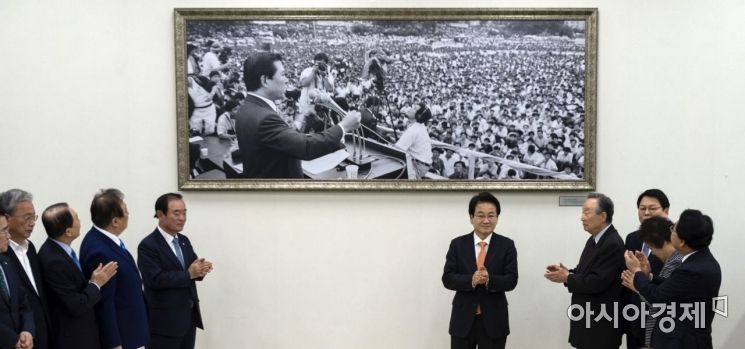 [포토] 회의실에 걸린 김대중 전 대통령 액자