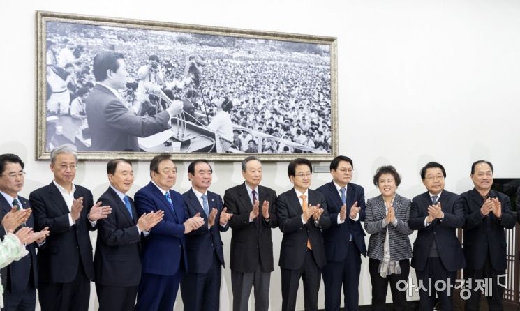 [포토] '고 김대중 전 대통령 대형 사진 건 민주평화당'