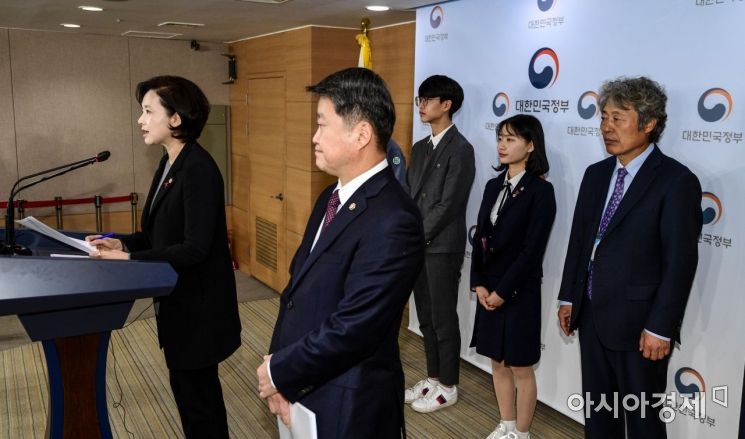 [포토]유은혜 부총리, 고졸취업 활성화 방안 브리핑