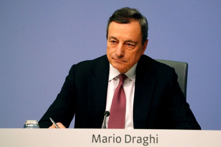 ECB 총재 "경제심리 압박 커져" 양적완화 재개 가능성 시사