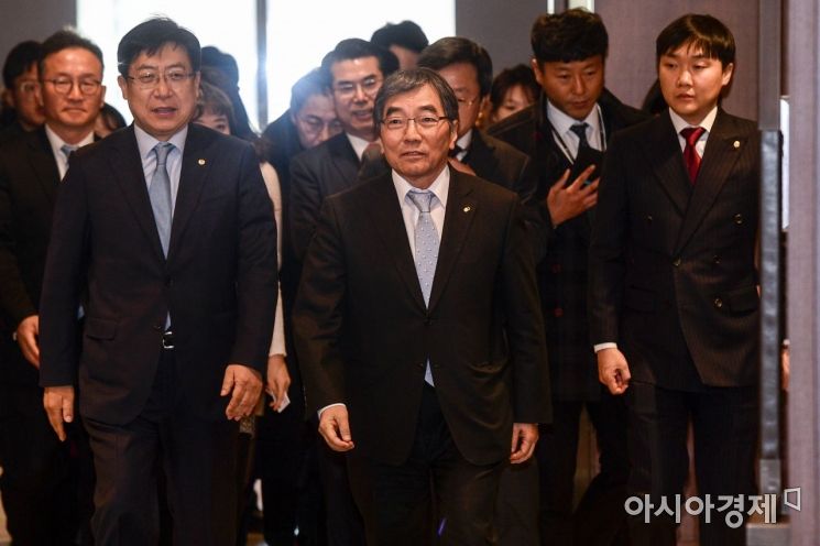 윤석헌 금감원장 "저축銀 선제적 건전성 관리 나서야"(종합)