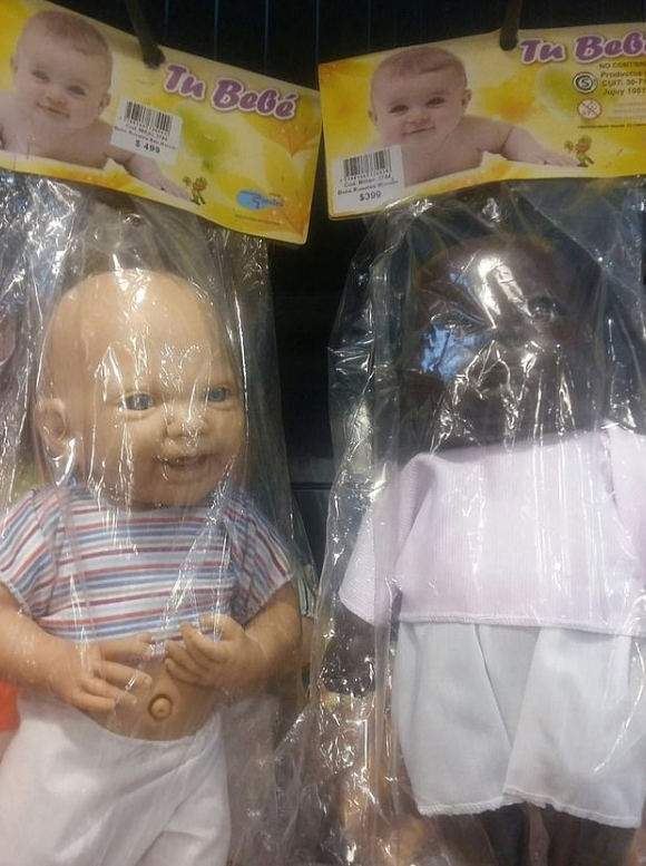 아르헨티나 슈퍼마켓 아토모에 진열된 아기인형들 [사진=트위터]