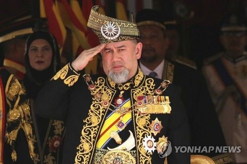 2018년 7월17일 말레이시아의 술탄 무하맛 5세 국왕이 쿠알라룸프르 의회 개원식에서 경례하고 있다. 사진=연합뉴스(AP)
