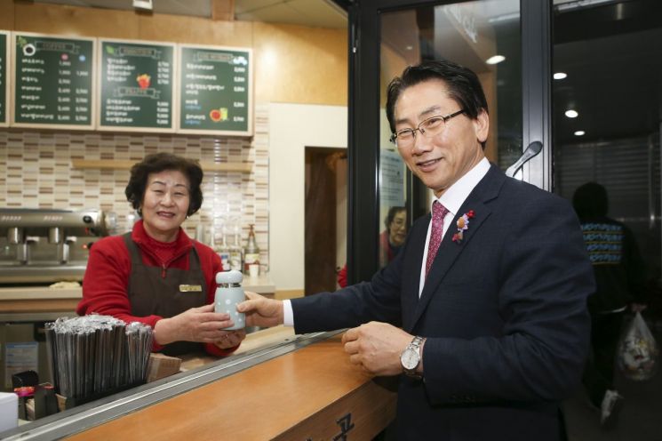 [이 사람]김영종 종로구청장 '플라스틱프리챌린지’ 캠페인 참여